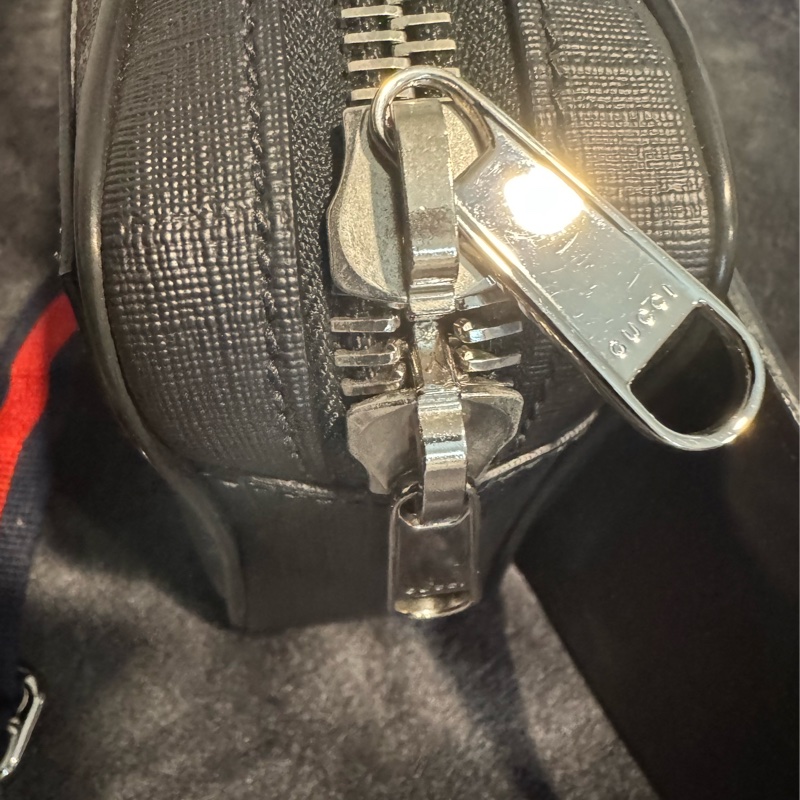 GUCCI黑色牛皮灰PVC銀錢拉鍊口袋胸包9成5【474293】-14