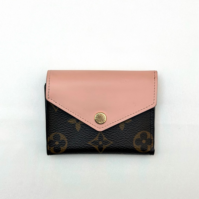 LV m62933 原花拚粉紅Zoe短夾-1