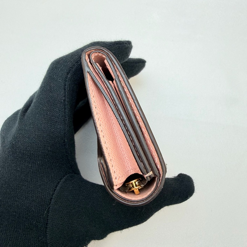 LV m62933 原花拚粉紅Zoe短夾-4