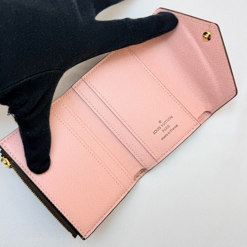 LV m62933 原花拚粉紅Zoe短夾-5