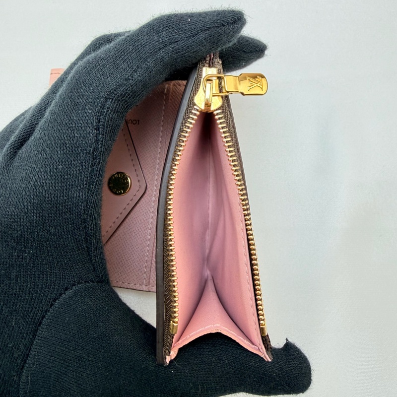 LV m62933 原花拚粉紅Zoe短夾-7