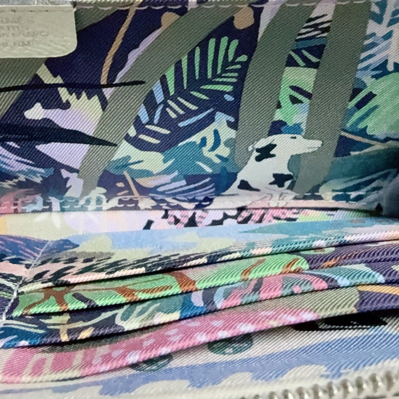 《招財綠 狗來富 好多狗狗》Hermes愛馬仕氣泡綠絲巾長夾 花園狗Silk In Epsom小牛皮拉鏈長夾-1