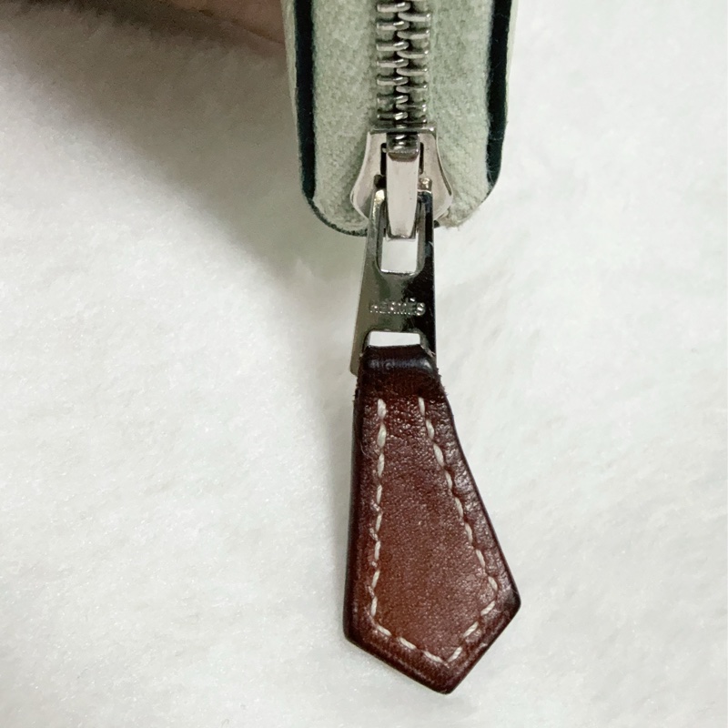 《招財綠 狗來富 好多狗狗》Hermes愛馬仕氣泡綠絲巾長夾 花園狗Silk In Epsom小牛皮拉鏈長夾-32