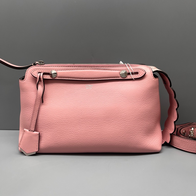 97新 FENDI 粉色By the way枕頭包 尺寸28*17-0