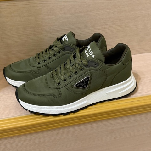 「極新」PRADA男運動鞋 尺寸：7（約41）