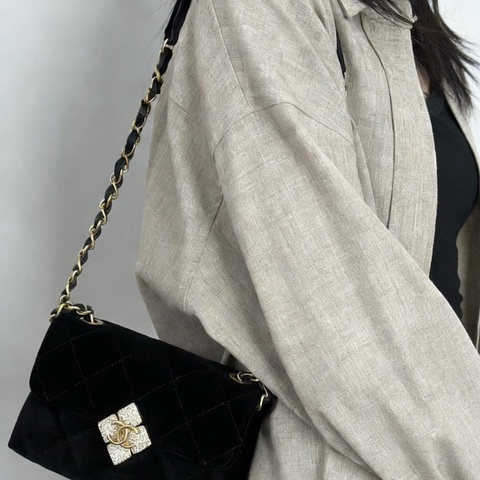 CHANEL 21A黑金絲絨鑽扣大mini鏈條肩背斜背包18*11*6 98新配件塵袋