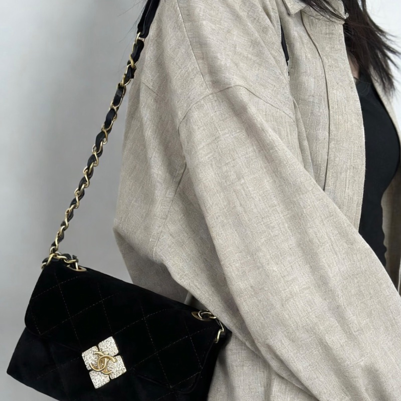 CHANEL 21A黑金絲絨鑽扣大mini鏈條肩背斜背包18*11*6 98新配件塵袋-0