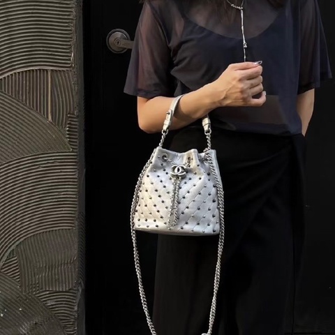 Chanel 銀色鉚釘小水桶18*19*13 98新配件塵袋