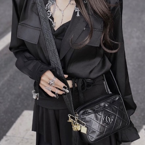 Chanel  中古黑金流蘇相機包 經典浮雕雙C logo18*12*6  98新配件塵袋