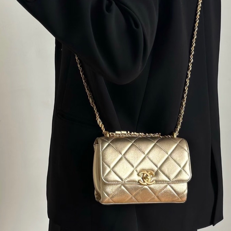 CHANEL 22S珠光金水鑽logo手柄手提肩背斜背包18*13*7 全新閒置-0