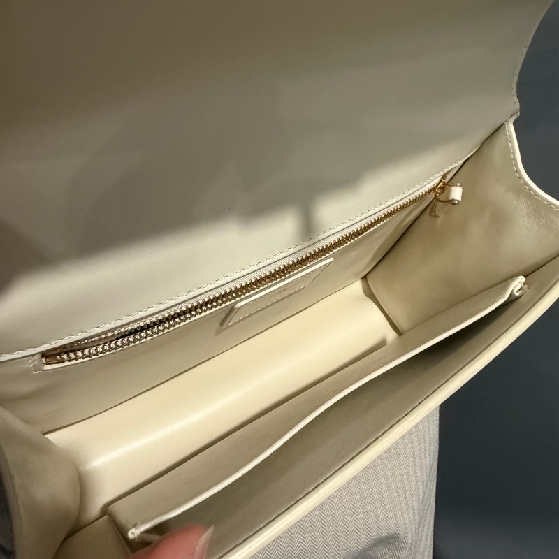 Dior 30 Montaigne 蒙田30 斜背包 奶昔白 金釦-9