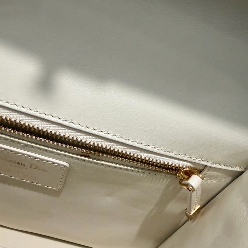 Dior 30 Montaigne 蒙田30 斜背包 奶昔白 金釦-10