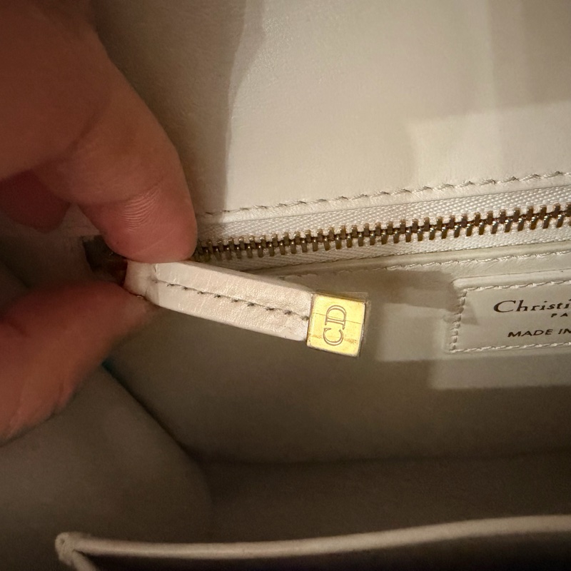 Dior 30 Montaigne 蒙田30 斜背包 奶昔白 金釦-13