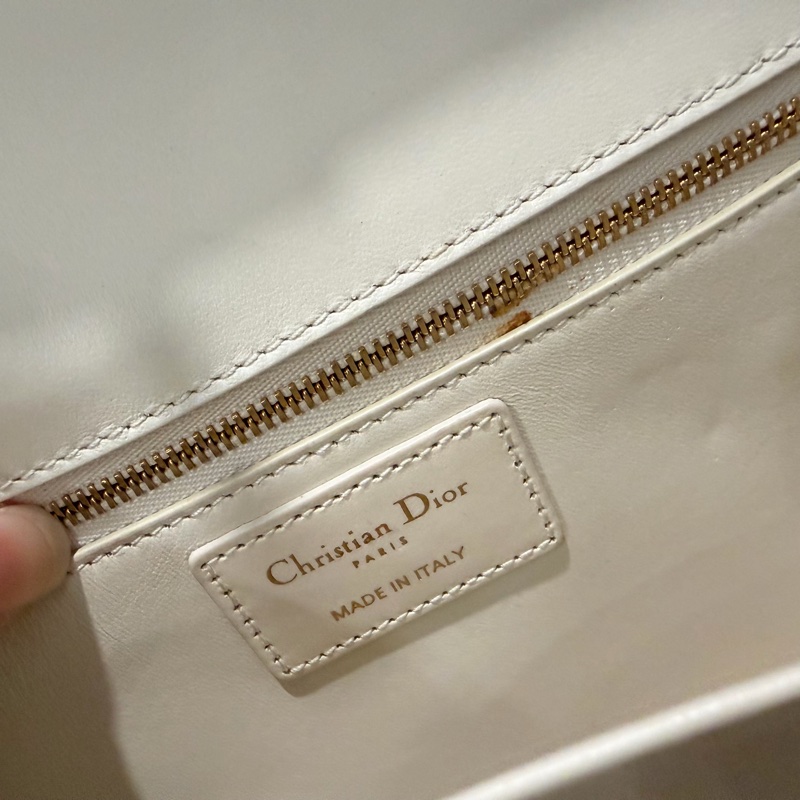 Dior 30 Montaigne 蒙田30 斜背包 奶昔白 金釦-14