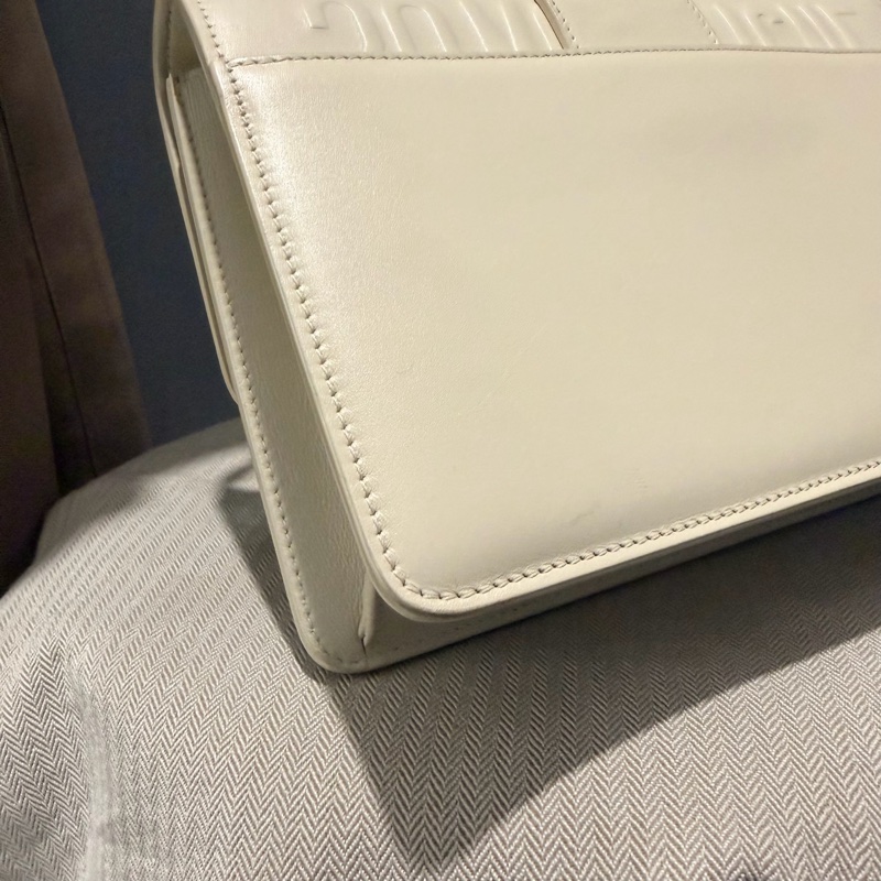 Dior 30 Montaigne 蒙田30 斜背包 奶昔白 金釦-43