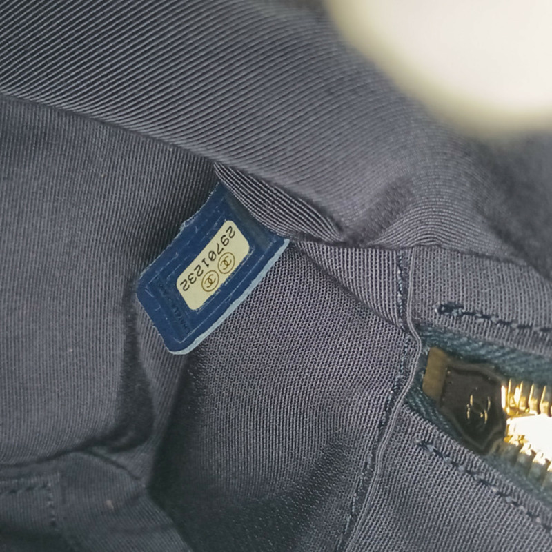 香奈兒小型化妝箱單肩包 AS1513 海軍藍羊皮配絎縫鉚釘-8