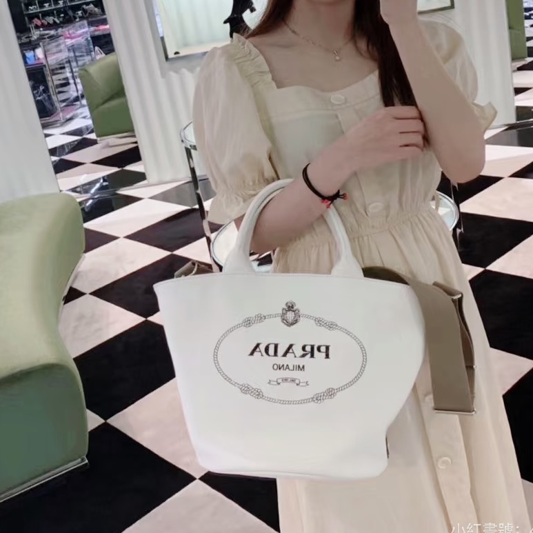 輕便度假感⛱️Prada普拉達奶白色帆布沙灘包手提包單肩斜挎包-2