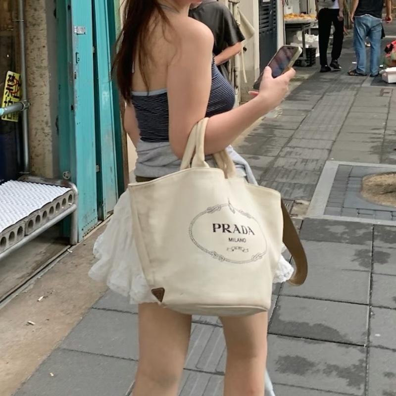 輕便度假感⛱️Prada普拉達奶白色帆布沙灘包手提包單肩斜挎包-3