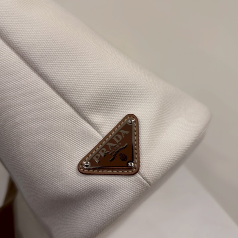 輕便度假感⛱️Prada普拉達奶白色帆布沙灘包手提包單肩斜挎包-9