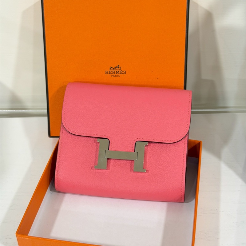 氣質奢華款💫Hermes 愛馬仕粉色銀扣Constance短夾錢包-1