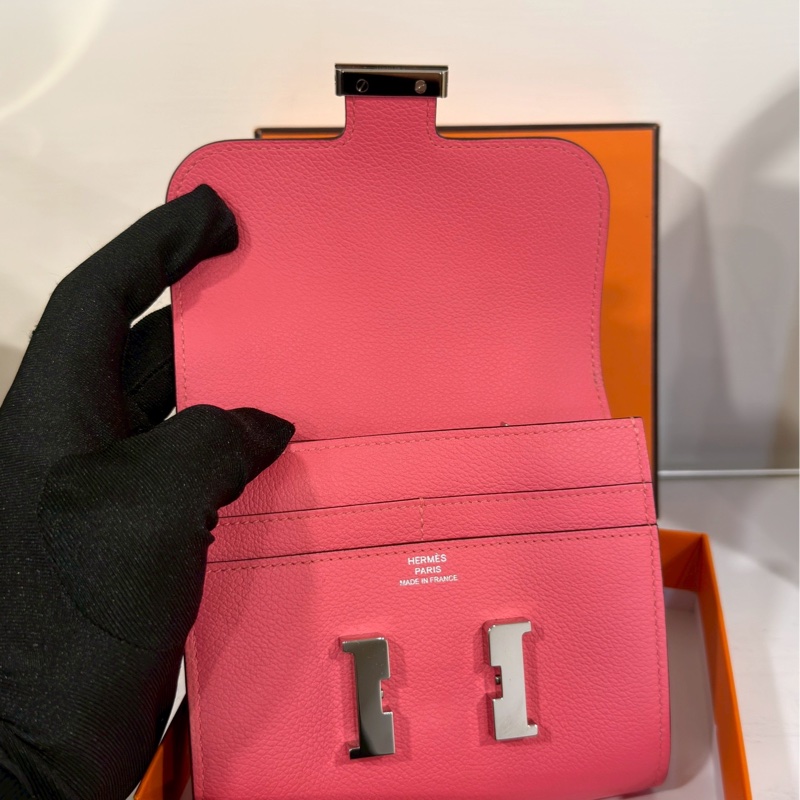 氣質奢華款💫Hermes 愛馬仕粉色銀扣Constance短夾錢包-6