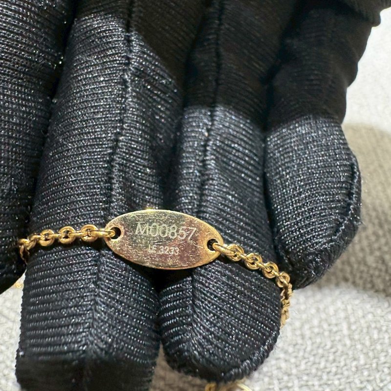 LV  金色V字項鍊-6