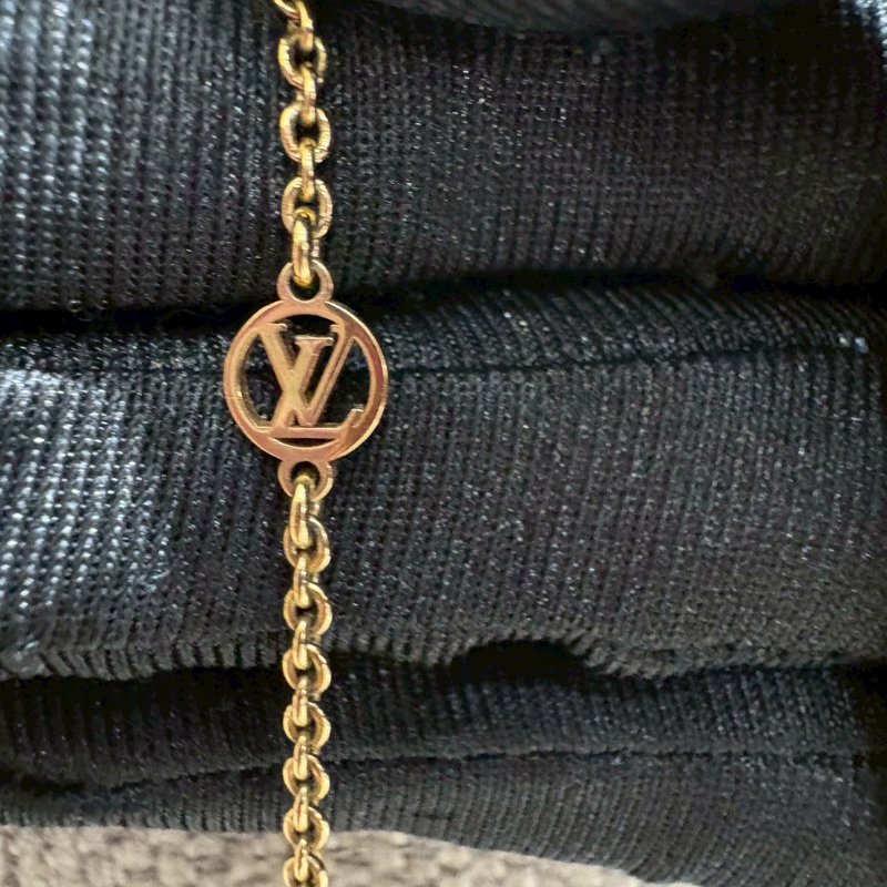 LV  金色V字項鍊-8