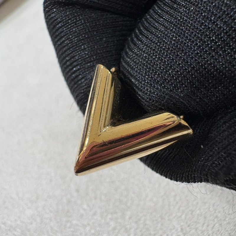 LV  金色V字項鍊-9