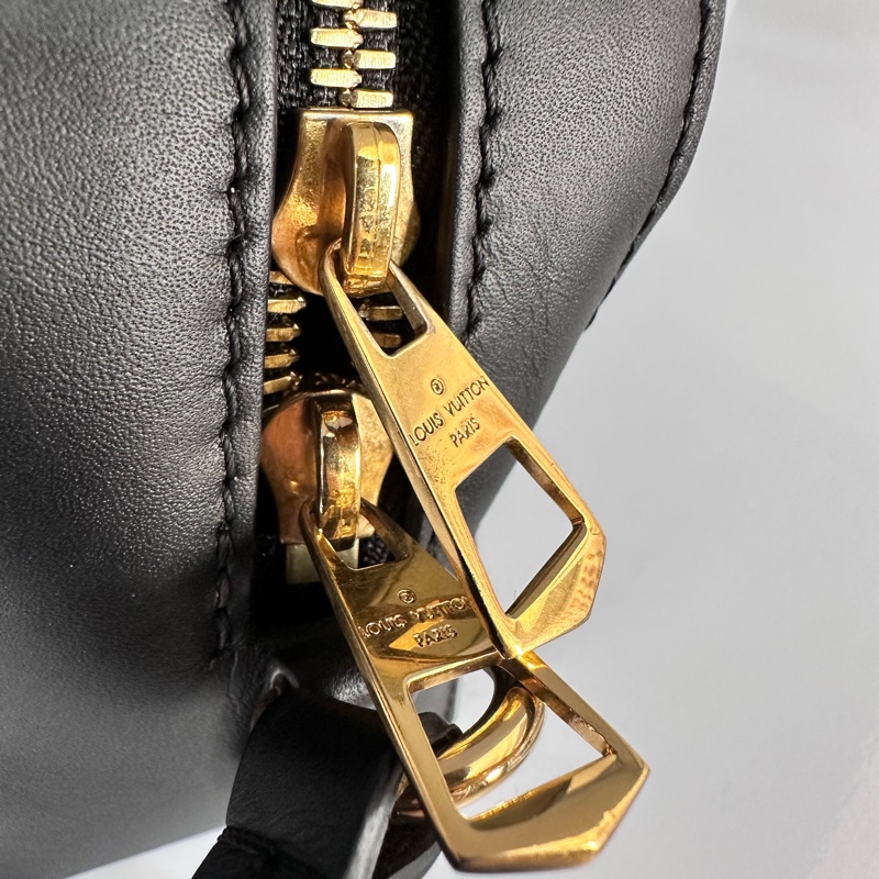 LV Saintonge老花拼黑色牛皮流蘇相機包-2