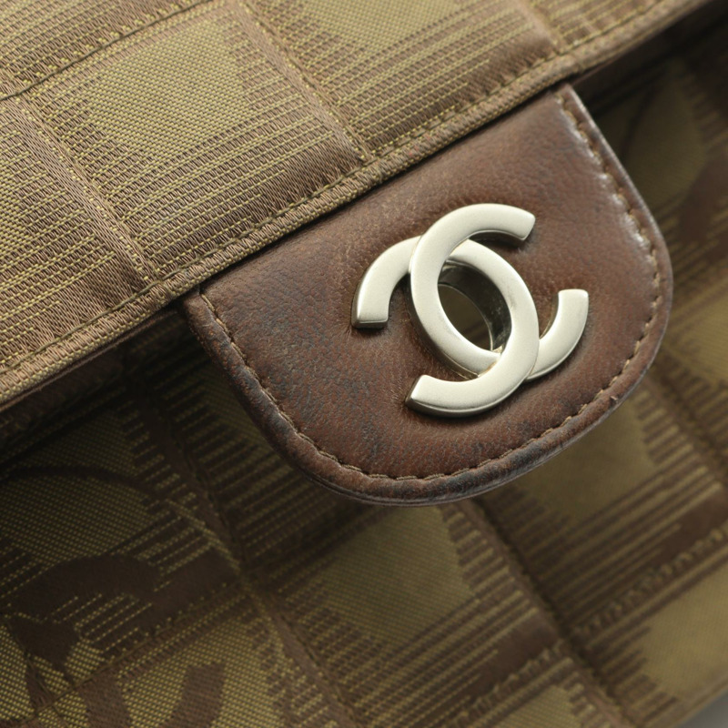 香奈兒新款旅遊系列巧克力色肩包,皮革尼龍材質,卡其色,二手,附五金配件-5