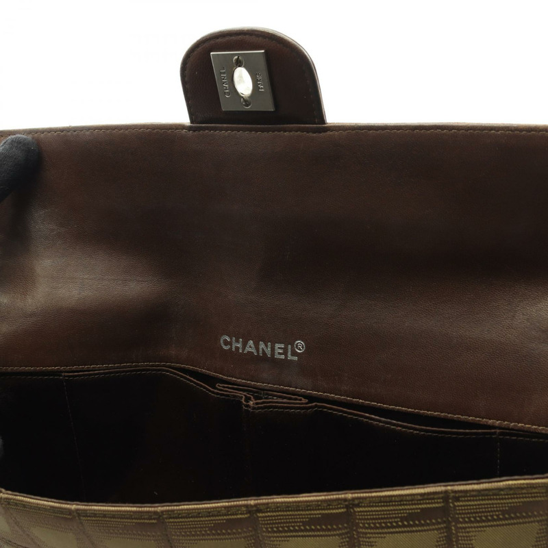 香奈兒新款旅遊系列巧克力色肩包,皮革尼龍材質,卡其色,二手,附五金配件-6
