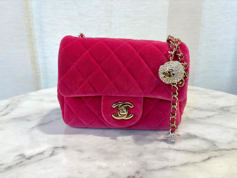 Chanel 桃紅絨布淡金釦鑲鑽金球方胖AS1786-0