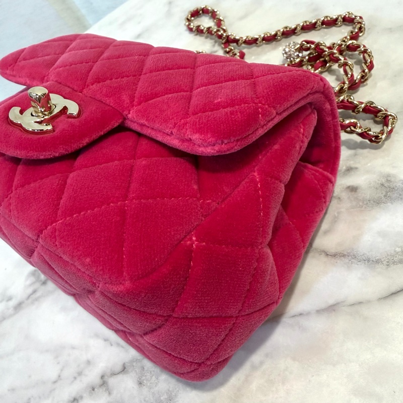 Chanel 桃紅絨布淡金釦鑲鑽金球方胖AS1786-3