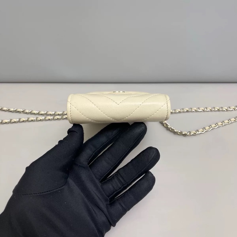 Chanel香奈兒 米灰色牛皮V紋手機包-4