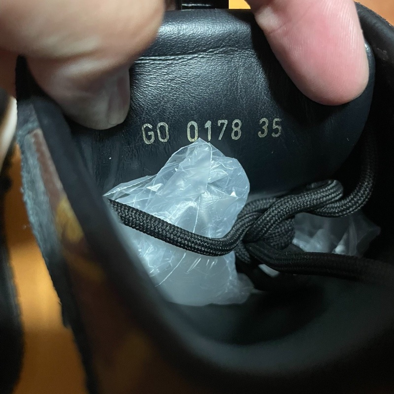 Lv Run Away 絨面小牛皮低幫 運動休閒鞋 女款黑色 35碼-5