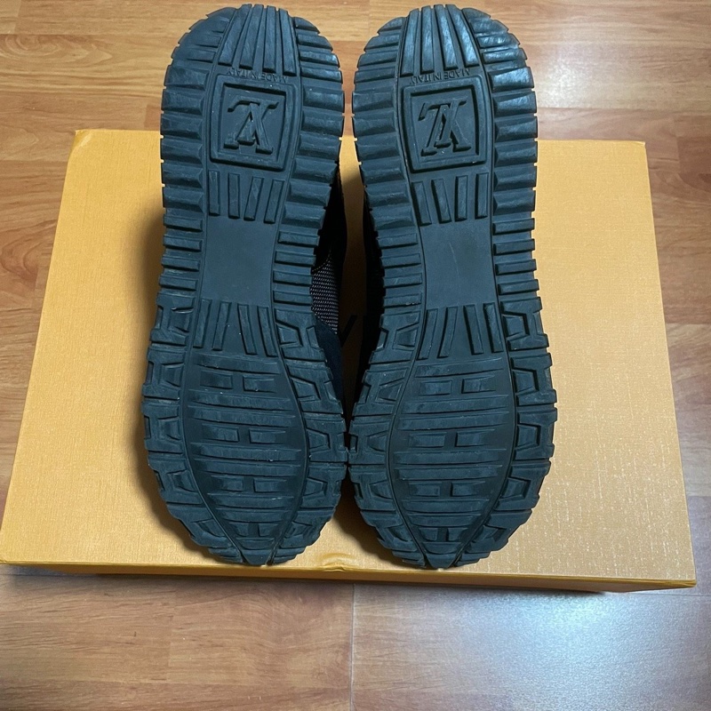 Lv Run Away 絨面小牛皮低幫 運動休閒鞋 女款黑色 35碼-6