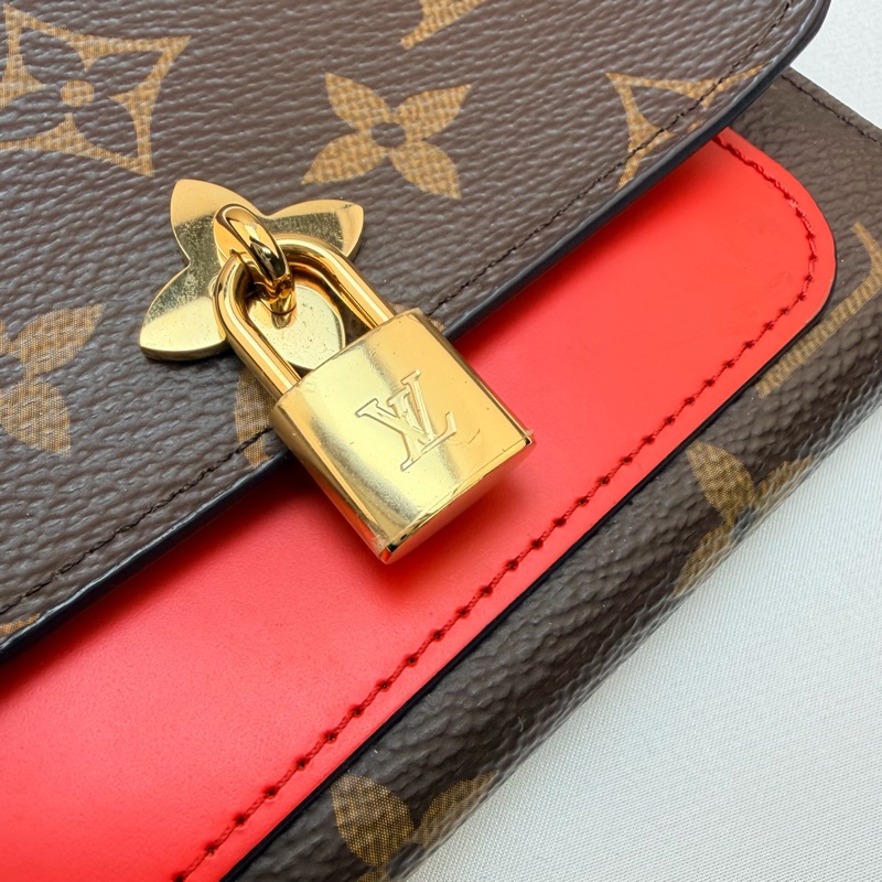 Lv m62567 紅原花鎖頭短夾-3