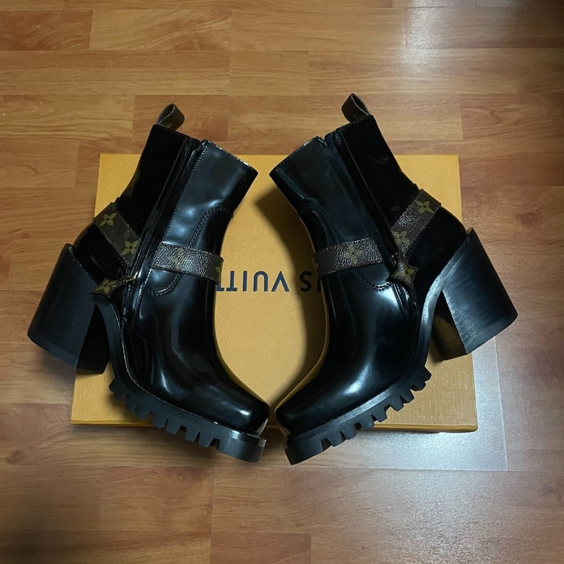 Lv Limitless路易威登金屬扣頭層牛皮老花短靴37碼 99.9 新未使用-0