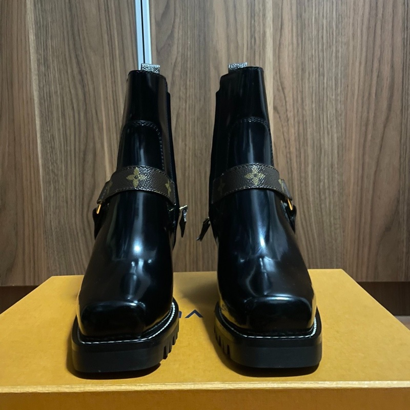 Lv Limitless路易威登金屬扣頭層牛皮老花短靴37碼 99.9 新未使用-1