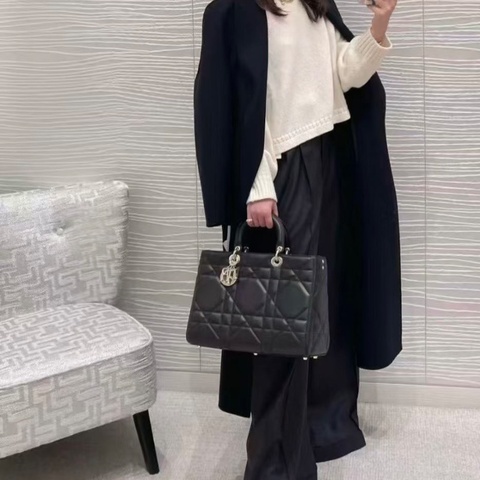 Dior 新款LadyD-sire中號黛妃包 黑金羊皮30*21*8  全新閒置配件塵袋