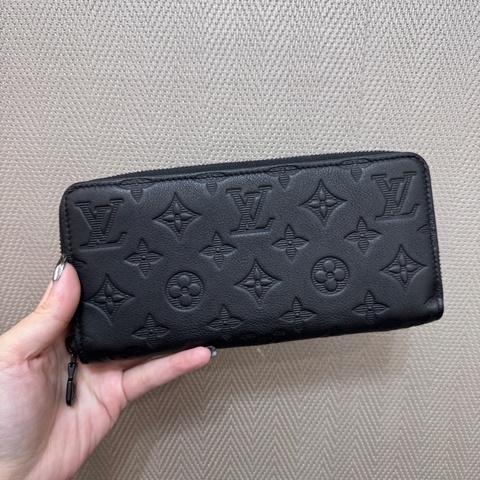 LV Zippy黑牛皮壓紋拉鍊長夾 晶片款