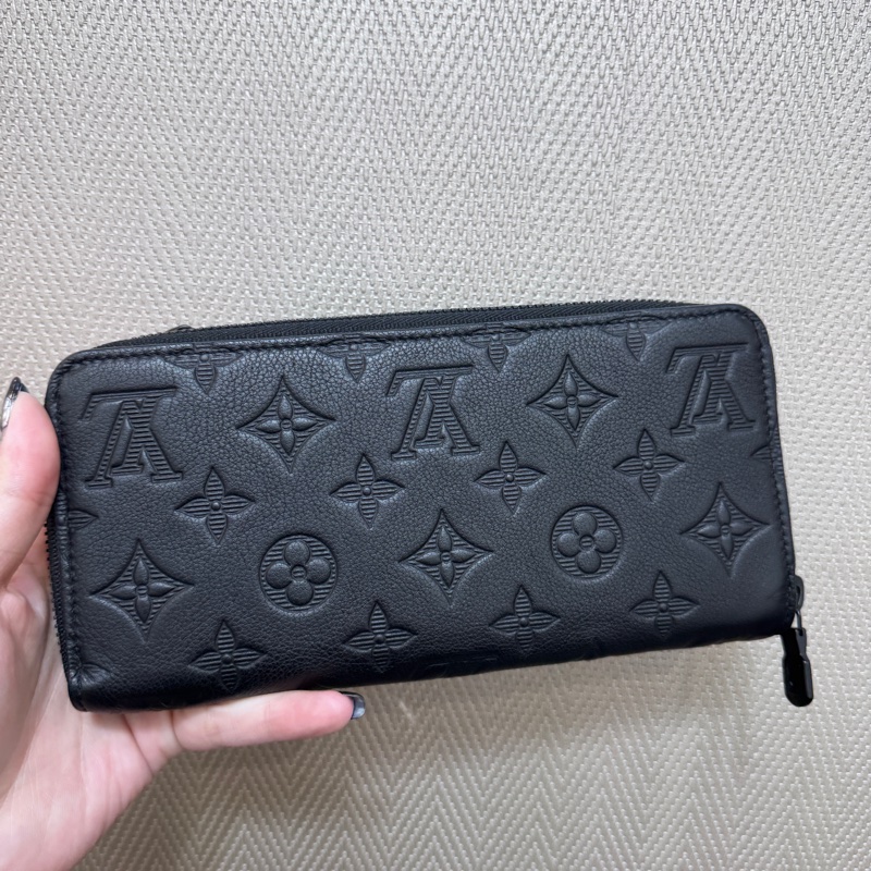 LV Zippy黑牛皮壓紋拉鍊長夾 晶片款-1