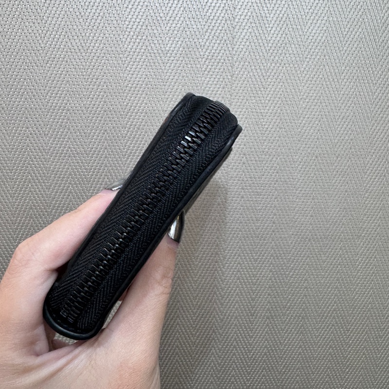 LV Zippy黑牛皮壓紋拉鍊長夾 晶片款-2