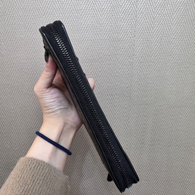 LV Zippy黑牛皮壓紋拉鍊長夾 晶片款-3