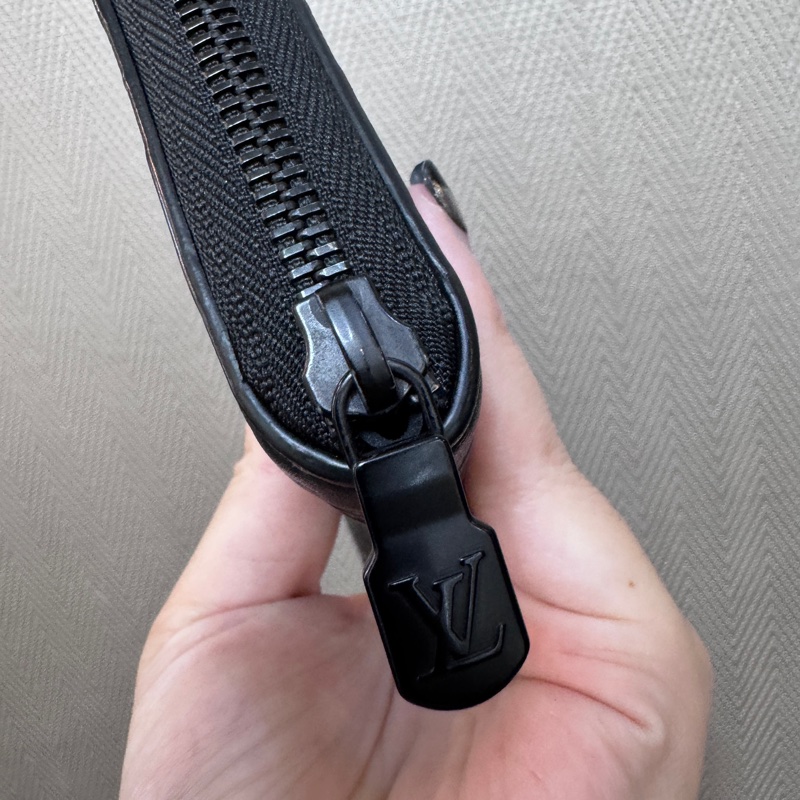 LV Zippy黑牛皮壓紋拉鍊長夾 晶片款-5