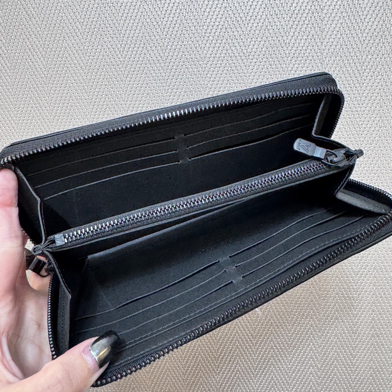 LV Zippy黑牛皮壓紋拉鍊長夾 晶片款-6