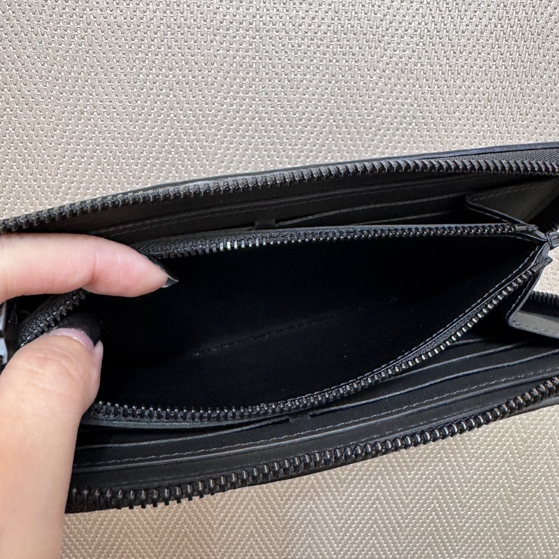 LV Zippy黑牛皮壓紋拉鍊長夾 晶片款-7