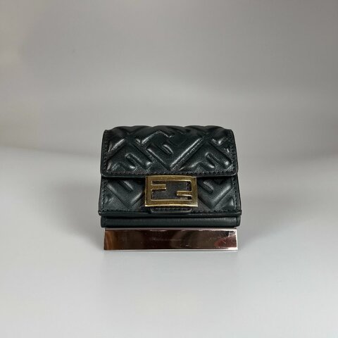 FENDI 黑牛皮金扣壓紋三折短夾