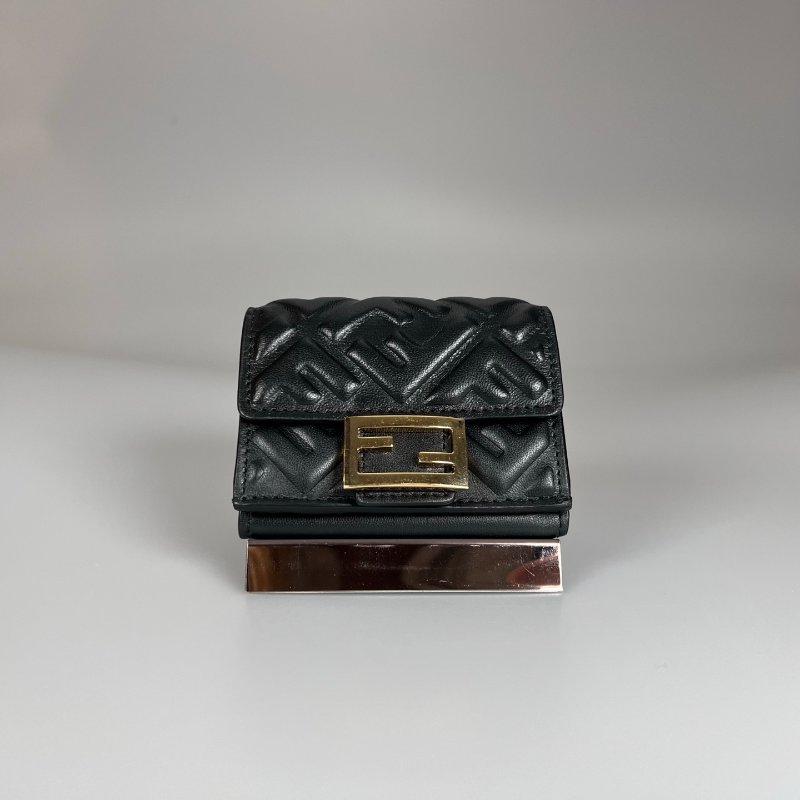FENDI 黑牛皮金扣壓紋三折短夾-1