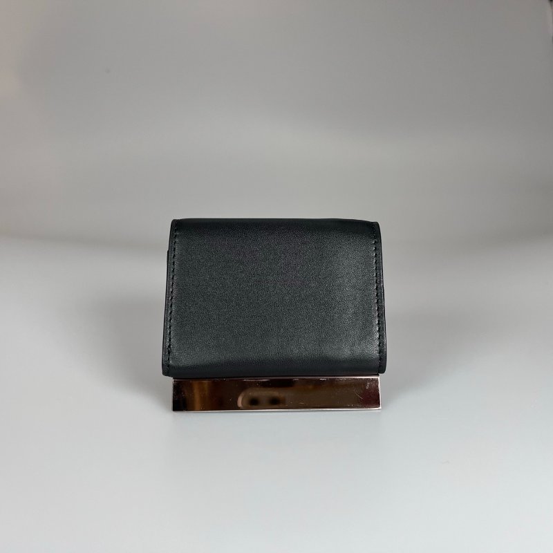 FENDI 黑牛皮金扣壓紋三折短夾-2